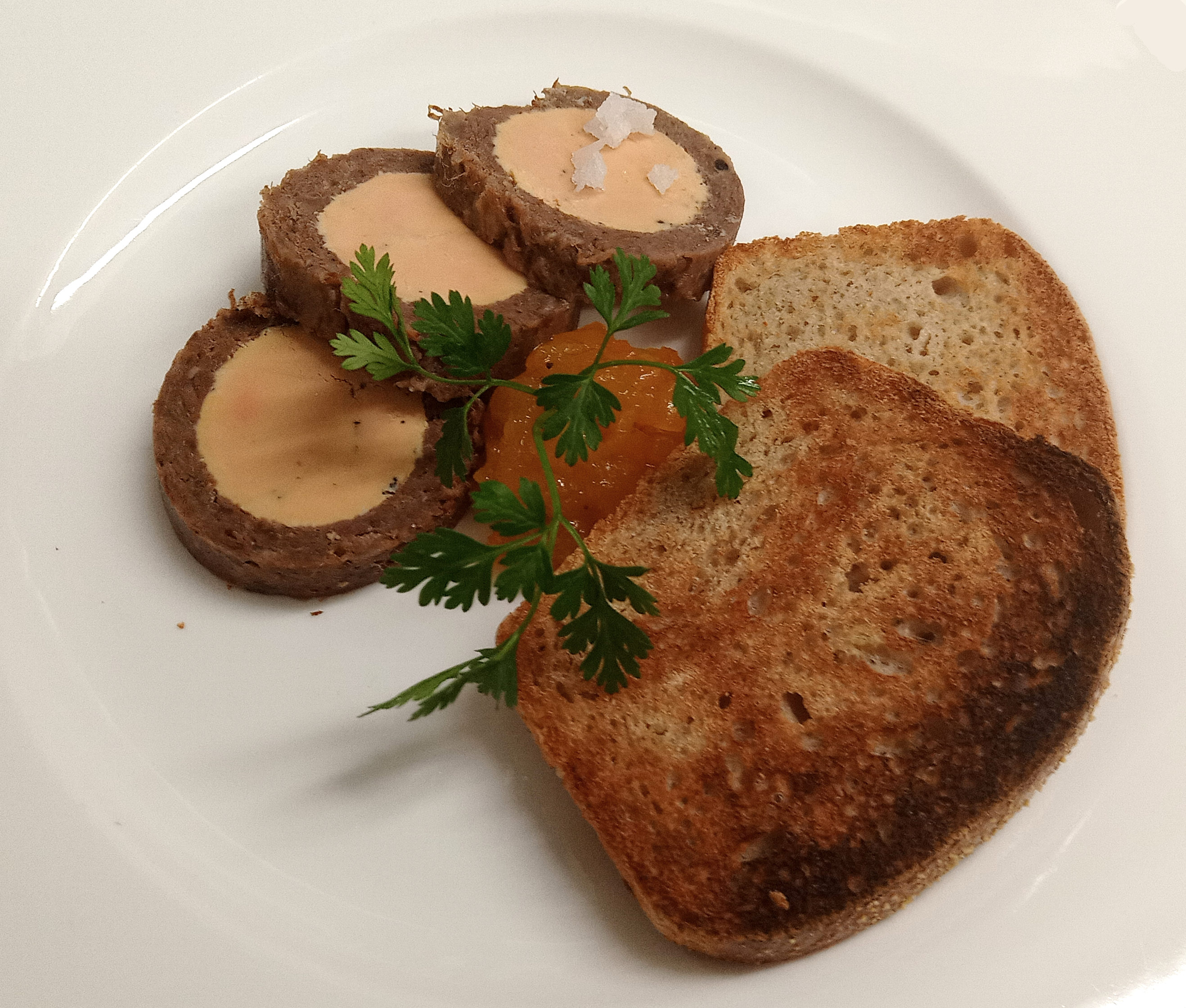 Foie gras, queue de boeuf et macatia aux oignons